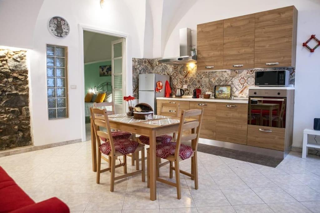- I Portici House Casa vacanze Aeroporto di Catania Fontana Rossa